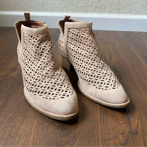 Jeffrey Campbell Tagloni Tan Beige Laser Cut Suede Boho Festival Booties SZ 7 - Picture 1 of 12